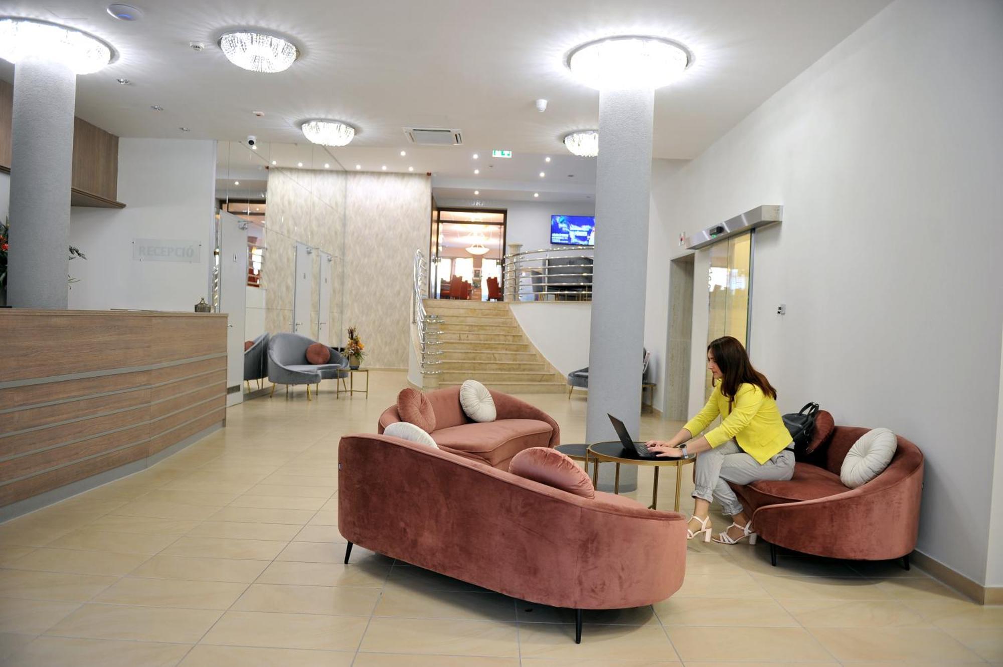 Hotel Harom Gunar Кечкемет Экстерьер фото